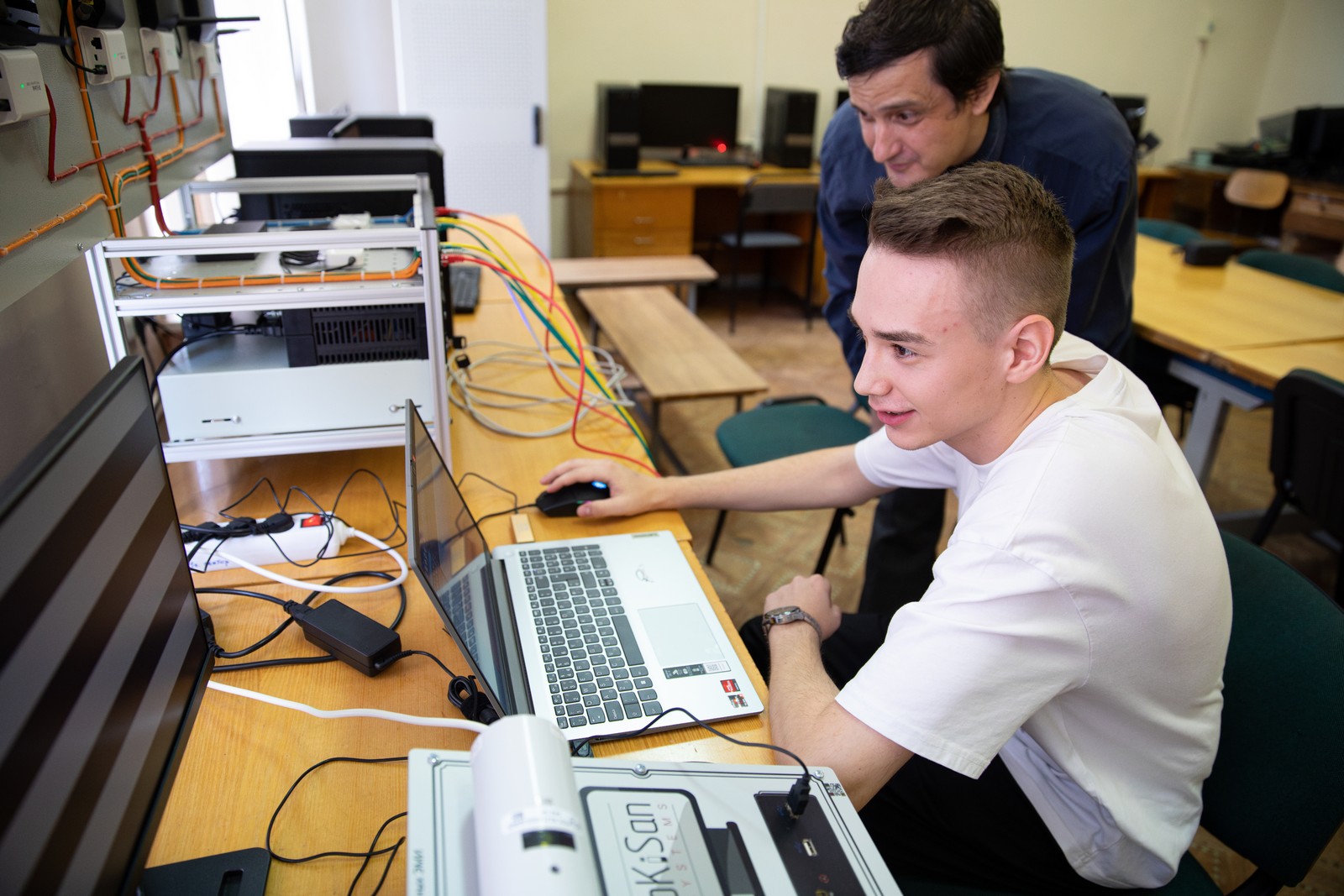 На занятиях применяются виртуальные симуляции, в лабораториях студенты работают с новейшим оборудованием и ПО.