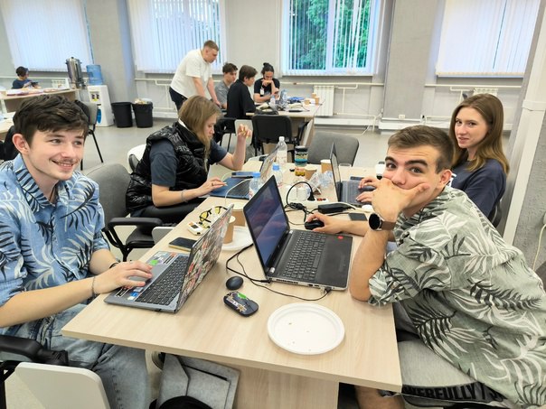 Во время обучения студенты решают практические задачи и выполняют совместные проекты с индустриальными партнерами.