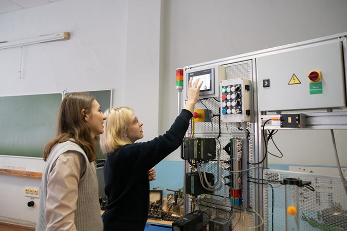 Занятия проходят в небольших группах, поэтому преподаватели могут следить за прогрессом каждого студента, помогать каждому индивидуально.