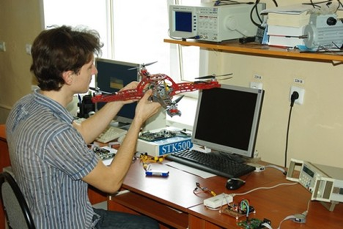 Мы учим проектировать актуальные классические и перспективные регуляторы (нейросетевые, нечеткие).