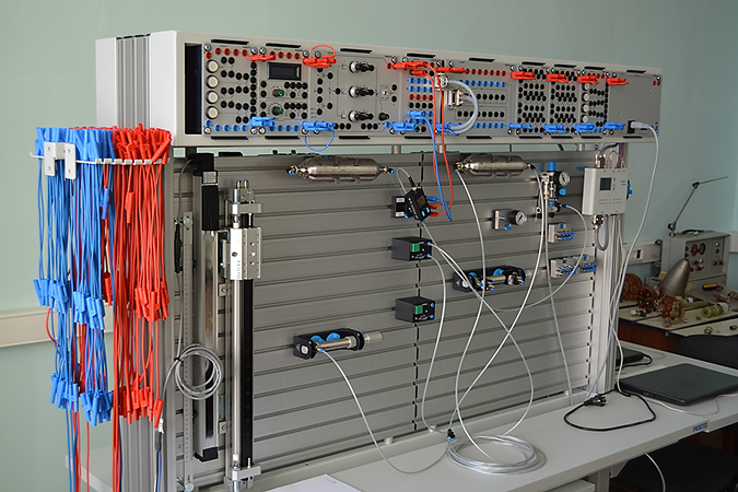 У нас есть уникальное лабораторное и стендовое оборудование в области технической физики, аэродинамики, пневматики и гидравлики.