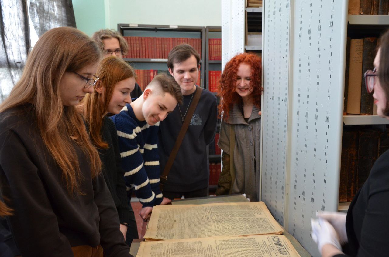 Работа с традиционными и новыми СМИ в концепции конвергентной журналистики, подразумевающей слияние медийных и коммуникативных технологий.