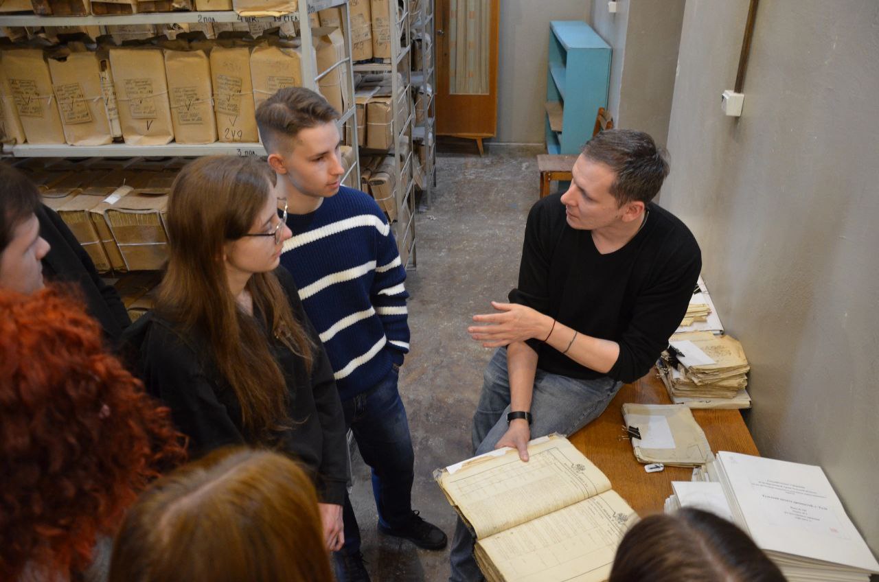 Проектная работа начинается с первого курса, к концу обучения формируется профессиональное портфолио.