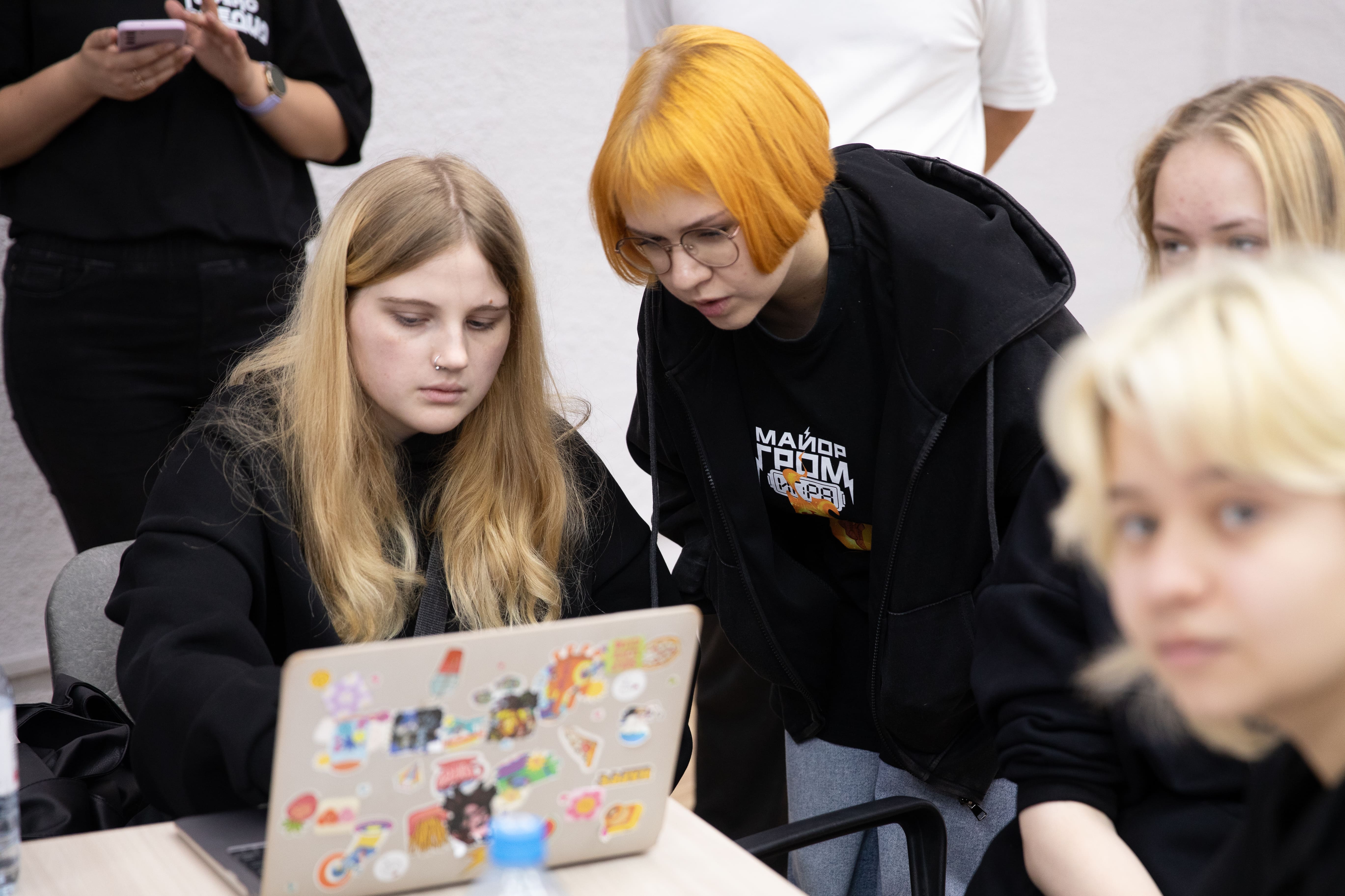 На третьем курсе вы можете изменить образовательную траекторию и выбрать смежные направления: «Реклама и связи с общественностью» или «Журналистика».