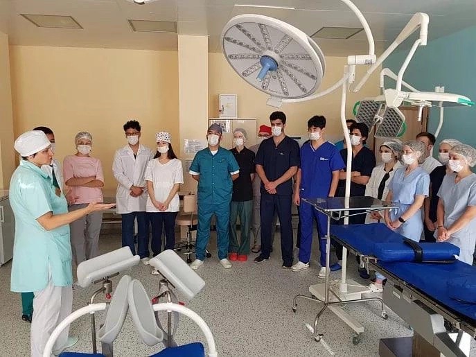 Экспериментальные и поисковые научно-исследовательские работы студенты ведут под руководством опытных наставников — кандидатов и докторов наук.