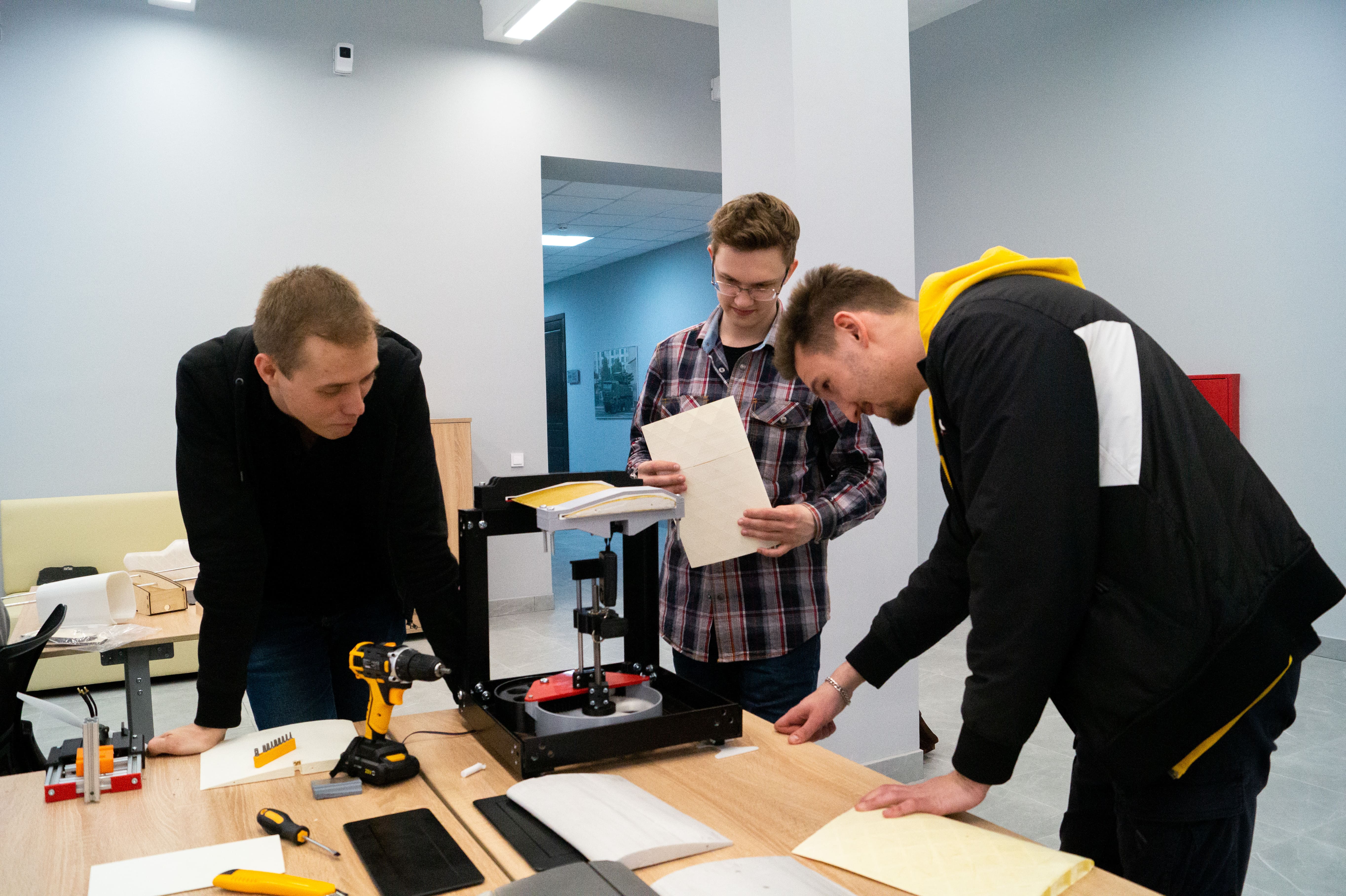 На базе кафедры «Ракетное вооружение» действует Студенческое конструкторское бюро «Беспилотные авиационные системы», оснащенное оборудованием для моделирования и изготовления действующих прототипов летательных аппаратов.