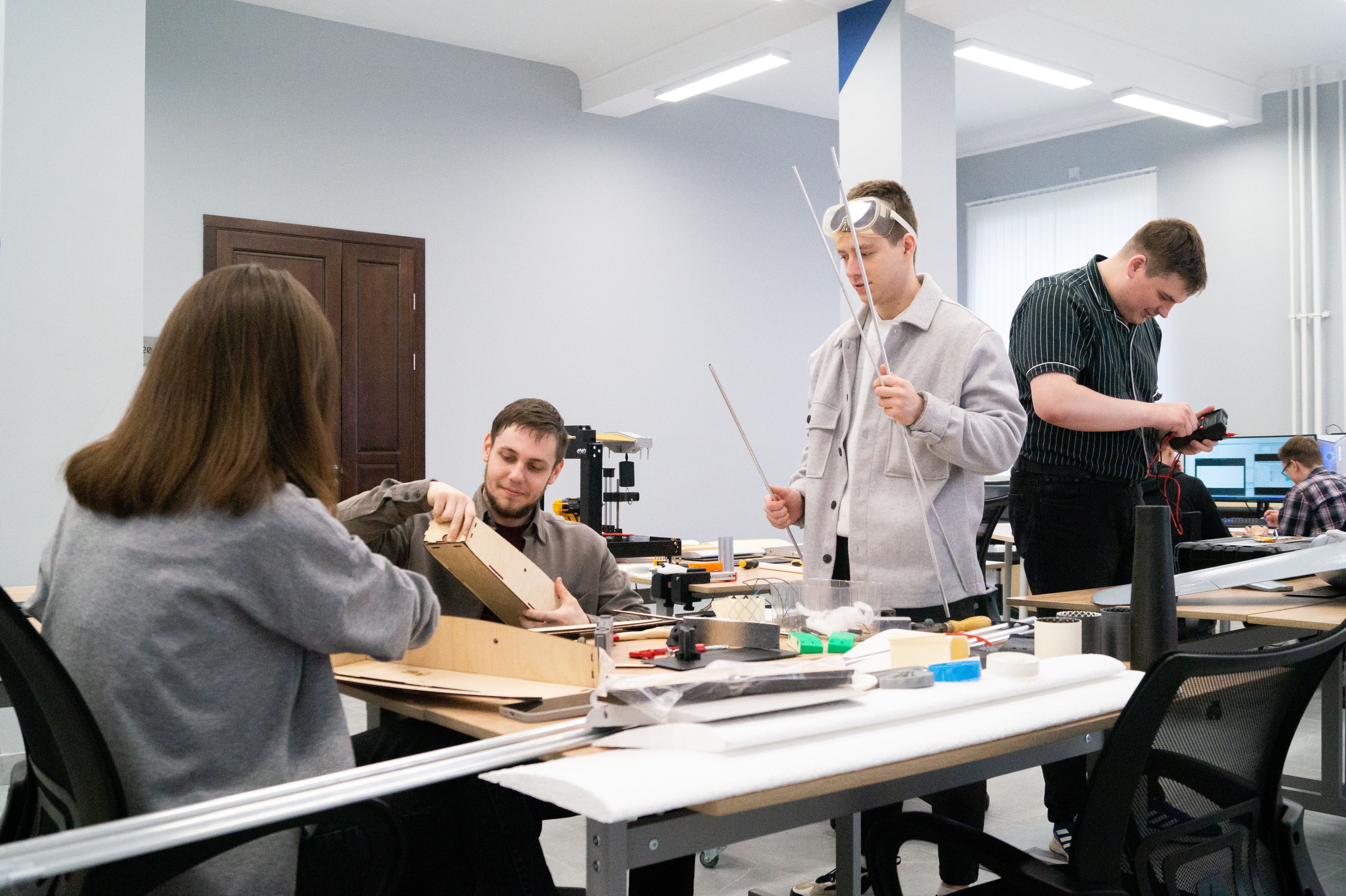 В обучении мы применяем проектный подход — полученные знания и навыки применяются для создания реальных изделий.