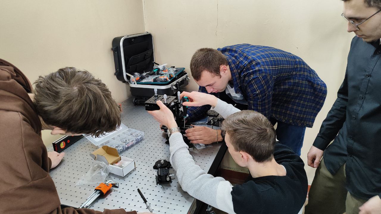 Для проектной работы студентов мы располагаем лабораториями, оснащенными контрольно-измерительной аппаратурой, стендами, оборудованием для исследования и разработки оптико-электронных приборов (телевизионные и тепловизионные камеры, лидары, дальномеры, лазеры, микроскопы).