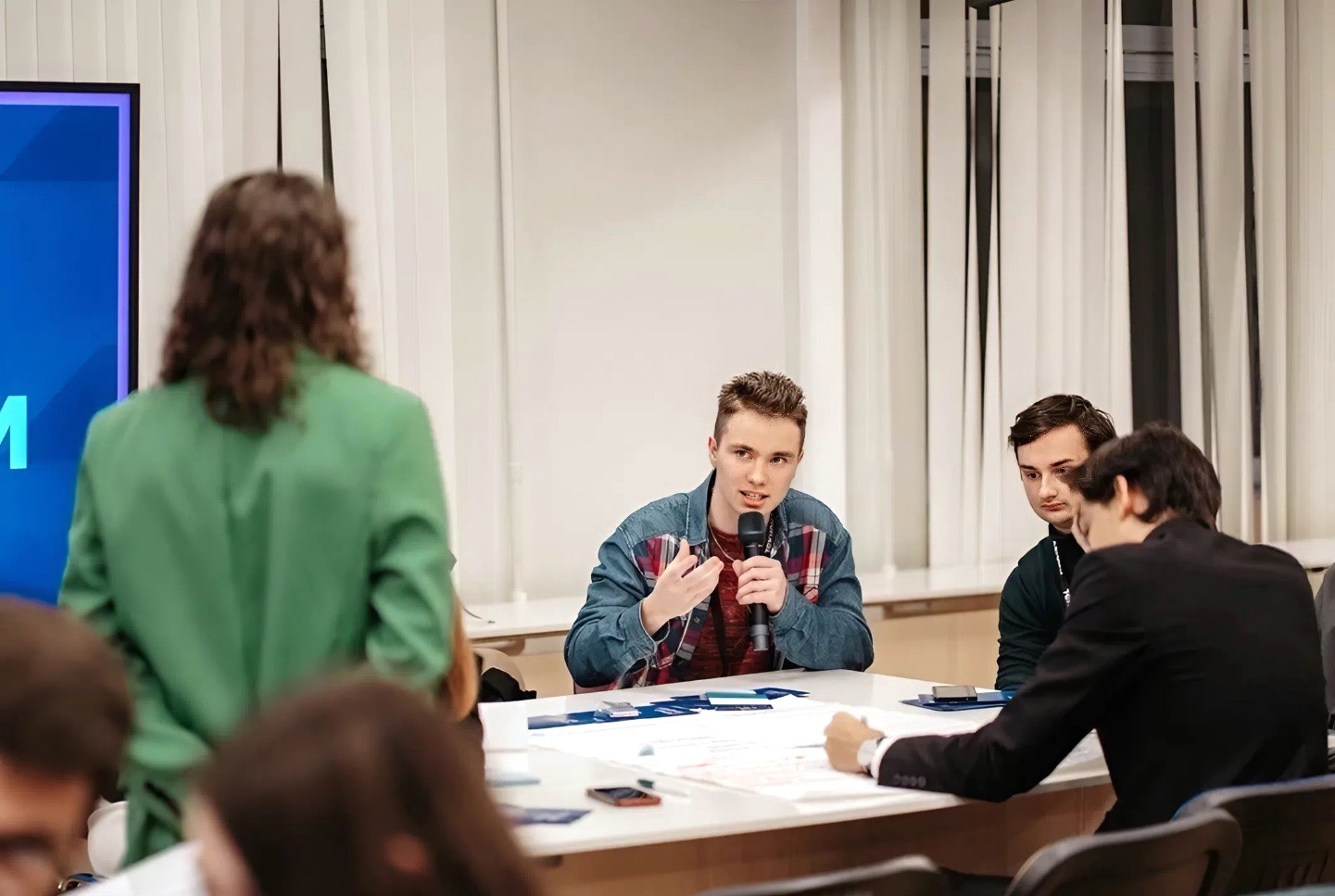 Студенты с первых курсов участвуют в научно-исследовательских и командных проектах, кейс-чемпионатах и хакатонах, а также проходят стажировки в IT-компаниях и ведущих предприятиях региона, получая реальный опыт разработки современных программных систем.