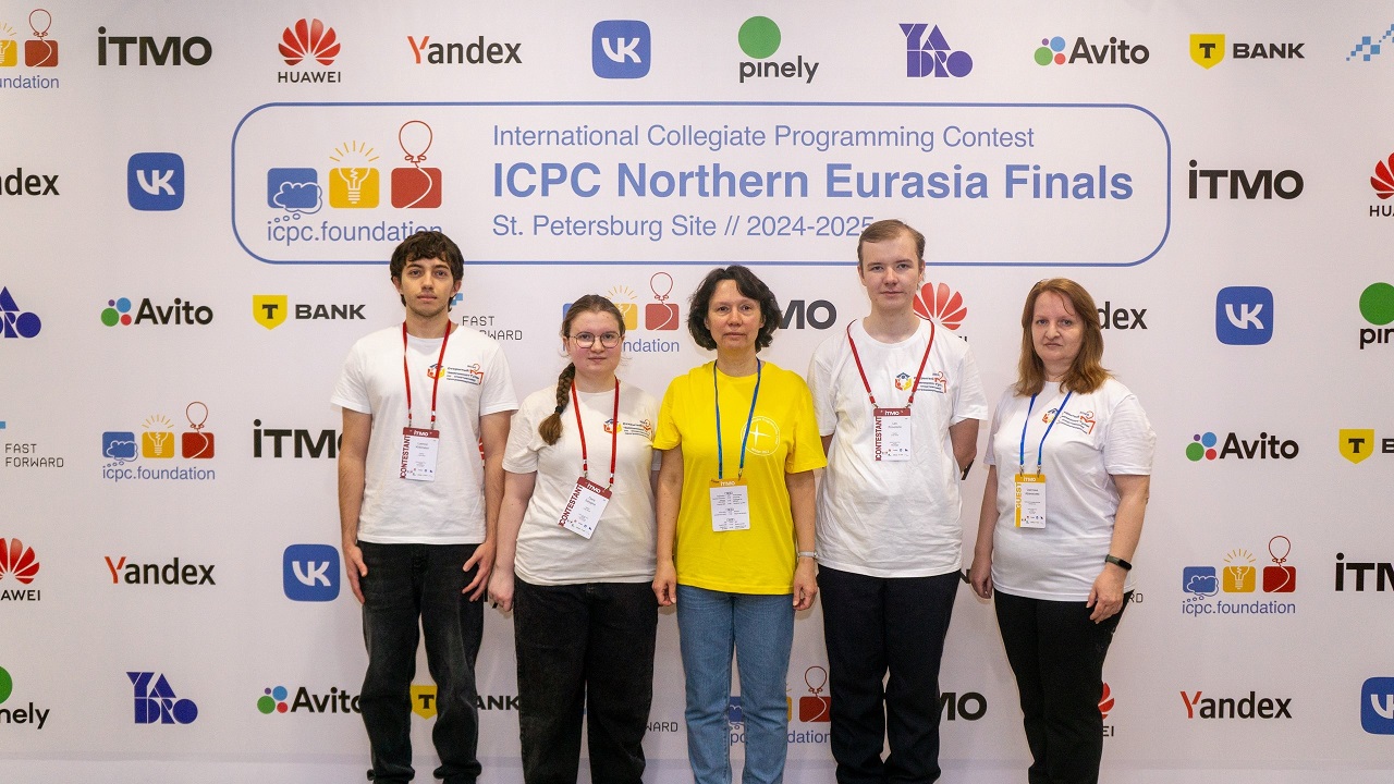 На базе выпускающей кафедры реализуется обучение в школе спортивного программирования: а это участие в соревнованиях на национальном и международном уровнях, помогает развивать алгоритмическое мышление и навыки быстрого решения сложных задач.