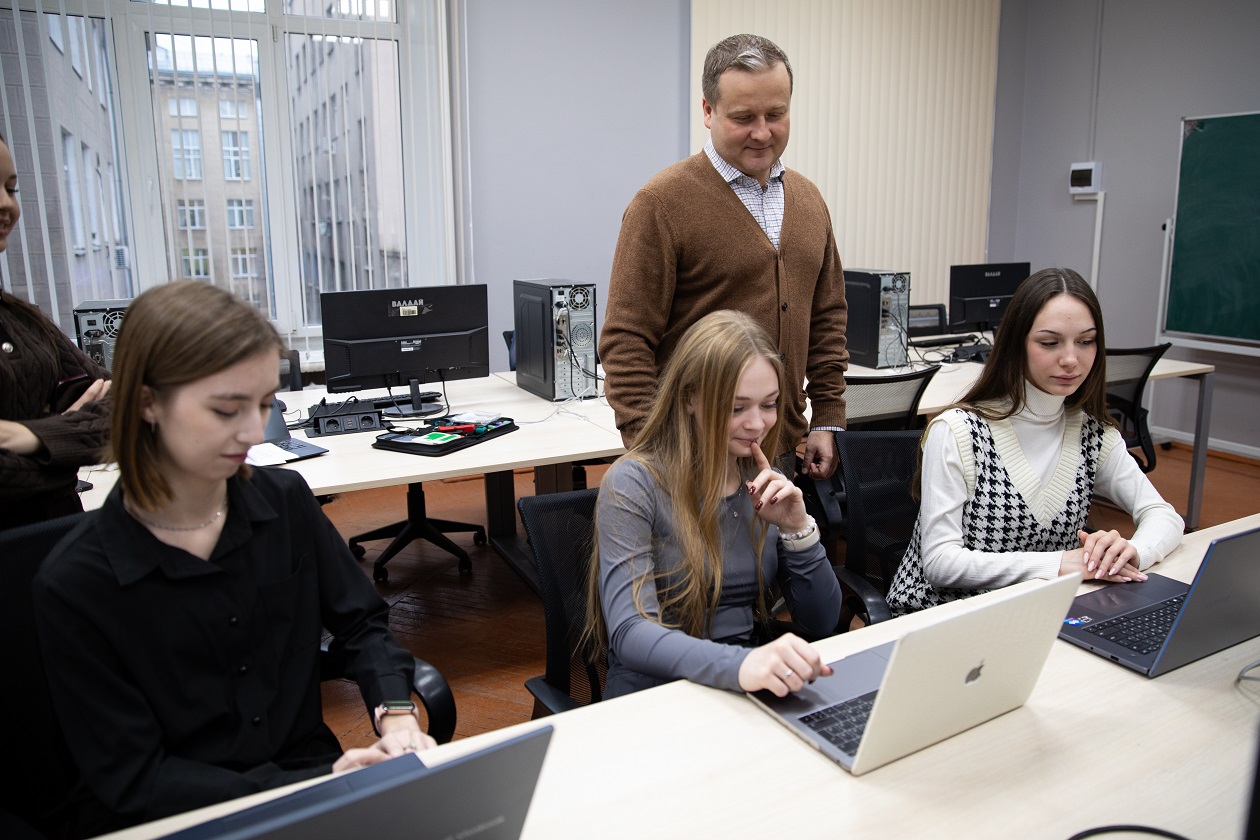Студенты с первых курсов участвуют в научно-исследовательских и командных проектах, кейс-чемпионатах и хакатонах, а также проходят стажировки в IT-компаниях и ведущих предприятиях региона, получая реальный опыт разработки современных программных систем.