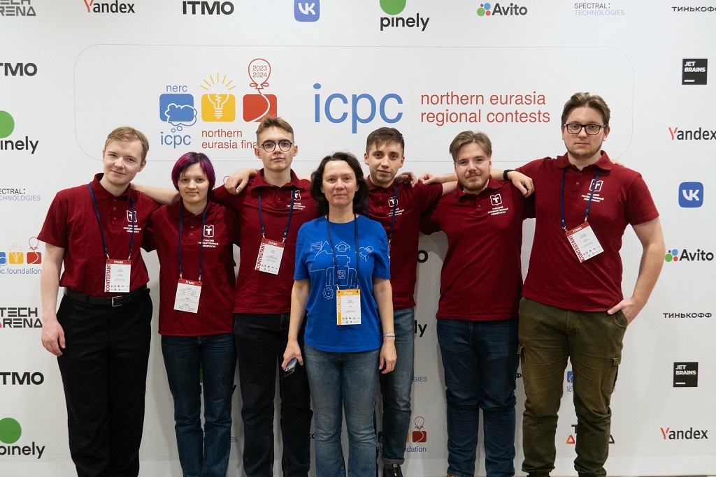 На базе выпускающей кафедры реализуется обучение в школе спортивного программирования: а это участие в соревнованиях на национальном и международном уровнях, помогает развивать алгоритмическое мышление и навыки быстрого решения сложных задач.