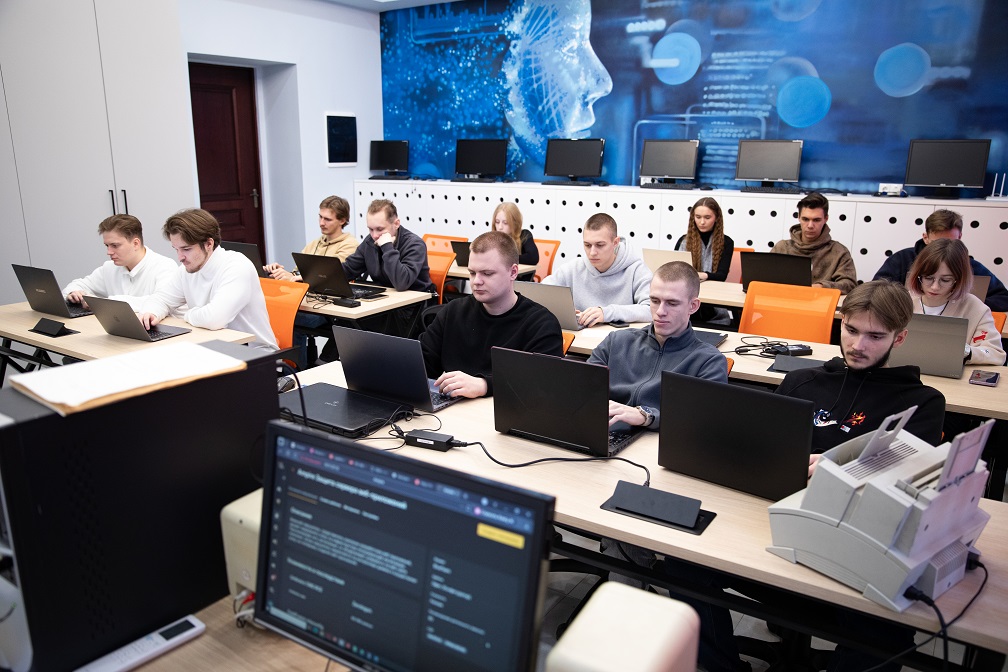 Студенты имеют возможность пройти стажировки у индустриальных партнеров и получить реальный опыт работы.