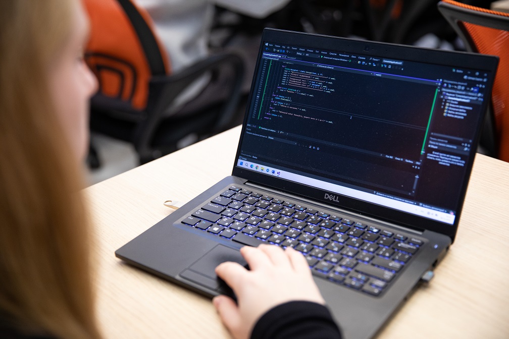 Занятия проходят в небольших группах, поэтому преподаватели могут видеть прогресс каждого студента, помогать и направлять индивидуально.