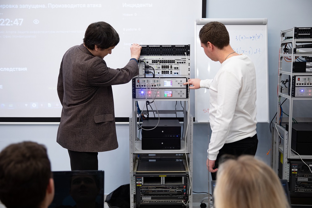 Студенты имеют возможность проходить оплачиваемые стажировки в ведущих компаниях, специализирующихся на разработке и внедрении отечественных средств защиты информации с последующим трудоустройством (на конкурсной основе).