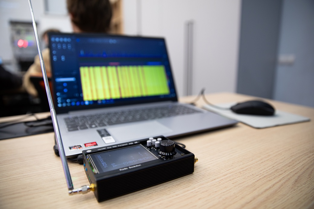 Студенты имеют возможность получать сертификаты при прохождении специальных курсов и программ по инфобезу, участвуют во всероссийских тренингах и олимпиадах по информационной безопасности.