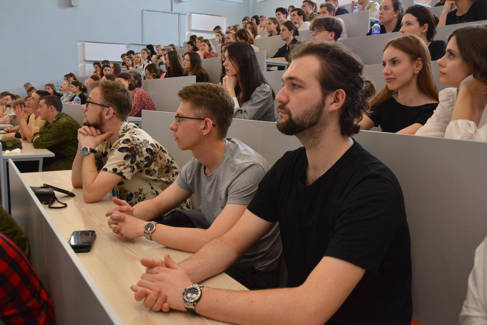 Студенты имеют возможность проходить оплачиваемые стажировки в компаниях с последующим трудоустройством (на конкурсной основе).