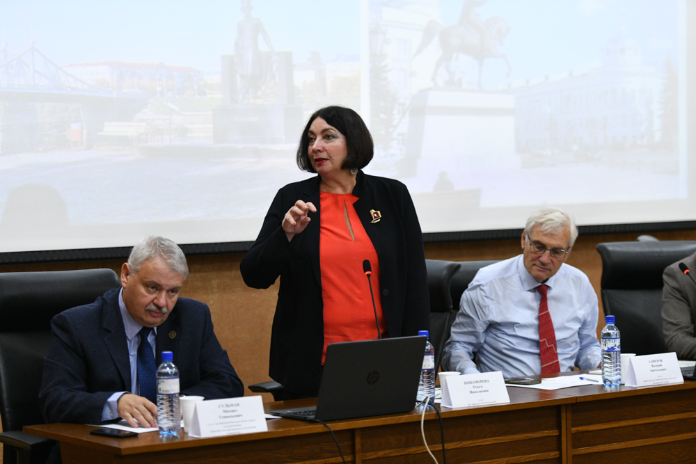 Ключевое преимущество программы ‒ высококвалифицированный преподавательский состав. Все преподаватели имеют профильное химическое образование и обладают учёными степенями и званиями. Среди преподавателей ‒ выпускники ведущих вузов страны: Московского государственного университета, Московского института тонких химических технологий, Тульского государственного университета.