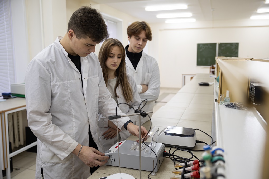 Отличительной чертой программы является тесная интеграция фундаментальной теоретической подготовки с расширенным лабораторным практикумом на кафедре химии, в БиоХимТех центре ТулГУ и в лабораториях предприятий Тульской области. Преподаватели обладают не только научными знаниями, но и имеют опыт работы в сфере аналитической химии, экологического мониторинга и химической экспертизы, что обеспечивает обучение, ориентированное на реальные профессиональные задачи. Сторонние совместители работают в аккредитованных лабораториях, что позволяет внедрять в образовательный процесс актуальный практический опыт и современные профессиональные подходы.