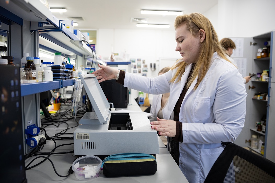 Интеграция образования, науки и производства является ключевым принципом подготовки специалистов по направлению «Химия окружающей среды и химическая экспертиза». Учебный процесс опирается на современные научные исследования, проводимые на кафедре химии и в научно-инновационном центре «БиоХимТех» ТулГУ. Студенты с первых курсов вовлечены в реальные проекты в области аналитической химии, экологии и химической экспертизы, что позволяет напрямую применять полученные знания в исследовательской и практической деятельности. Такая связка учебных занятий, научной работы и взаимодействия с предприятиями формирует у выпускников опыт, необходимый для решения актуальных задач экологической безопасности и химического анализа.