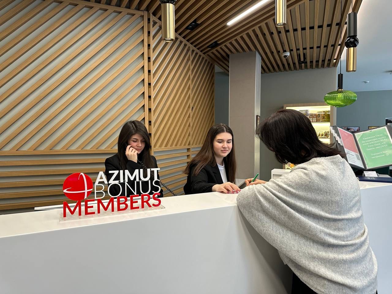 Вы сможете пройти оплачиваемые стажировки на предприятиях туризма и гостеприимства и получить реальный опыт работы.