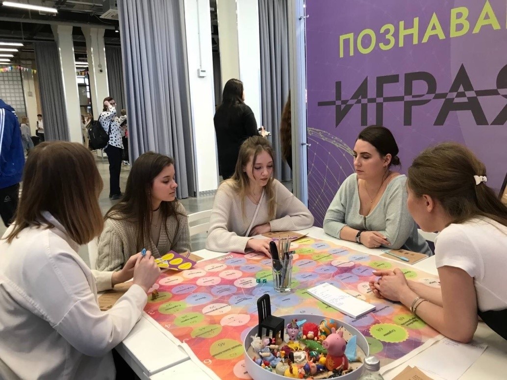 Реализуются многочисленные проекты и исследования под руководством опытных преподавателей. Проводятся тематические встречи, викторины, квесты, тренинги и олимпиады.