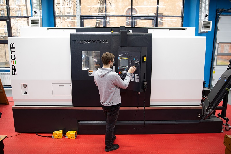 Наша программа — это не просто «еще одна специальность в машиностроении». Это глубоко сфокусированная и интегрированная в реальный сектор подготовка