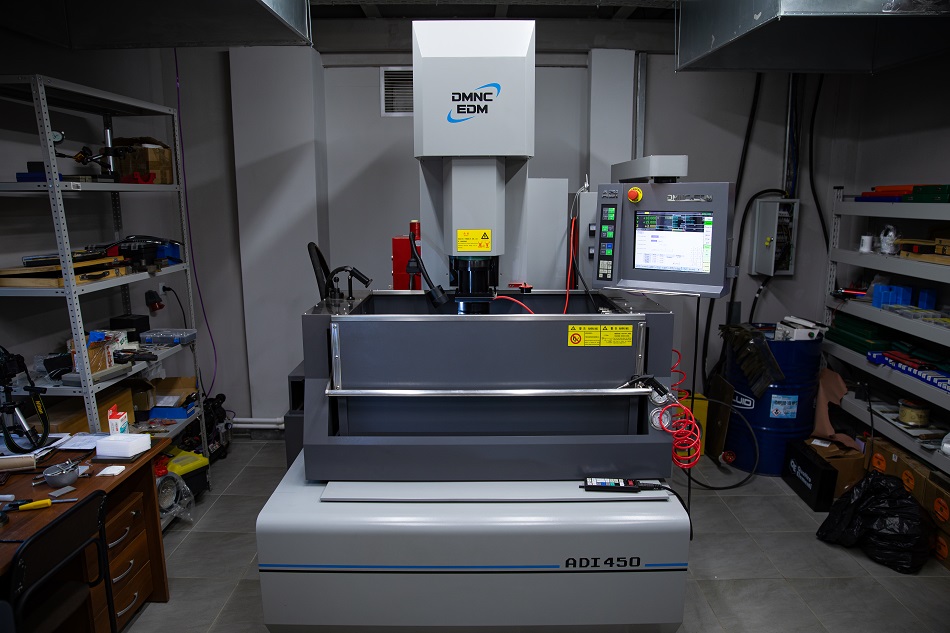 «В то время как другие программы готовят специалистов, которые знают «как это работает», наша программа готовит тех, кто знает, «как это заставить работать лучше, создать нечто новое и решить задачу, которую до тебя не могли решить». Это путь не просто в профессию, это путь в технологические лидеры».