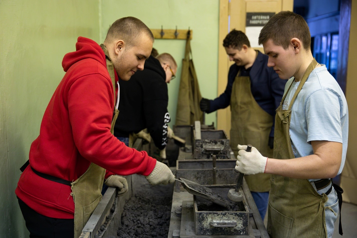 Особый акцент на применении современных цифровых инструментов и аддитивных технологий в учебном процессе. Студенты приобретают навыки создания цифровых двойников и 3D-моделей, овладевают методиками моделирования и оптимизации технологических процессов с применением специализированного программного обеспечения, а также учатся эффективно управлять роботизированными аддитивными и сварочными комплексами. Такой подход позволяет выпускникам уверенно решать задачи, которые оказываются неразрешимыми при использовании исключительно традиционных методов.