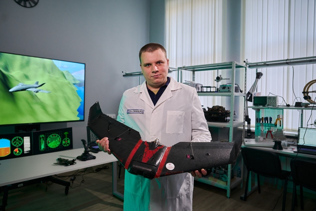 Практическое программирование «железа». Студенты получают глубокий практический опыт в программировании современных полётных контроллеров (Pixhawk, SpeedyBee и др.) и промышленных микроконтроллеров, создавая алгоритмы управления для реальных автономных систем, включая наземные робототехнические комплексы.