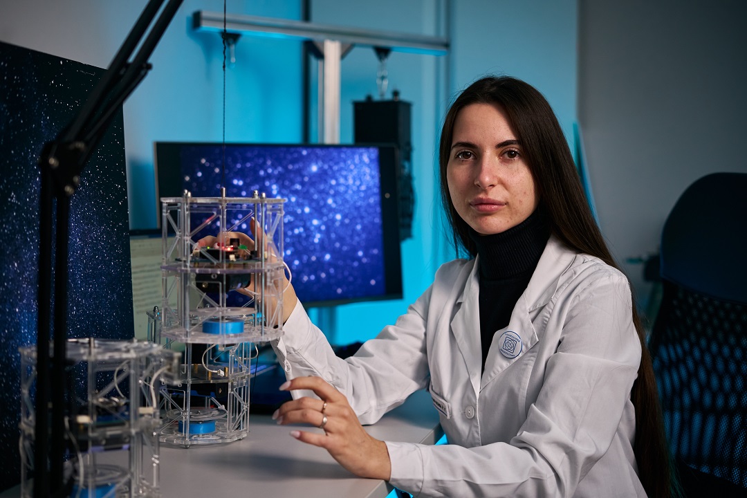 Работа с передовым навигационным оборудованием. Программа обеспечивает прямой доступ и изучение всего спектра современных сенсоров — от миниатюрных МЭМС-датчиков (акселерометров, гироскопов) до прецизионного оборудования навигационного класса: волновых твердотельных и лазерных гироскопов.