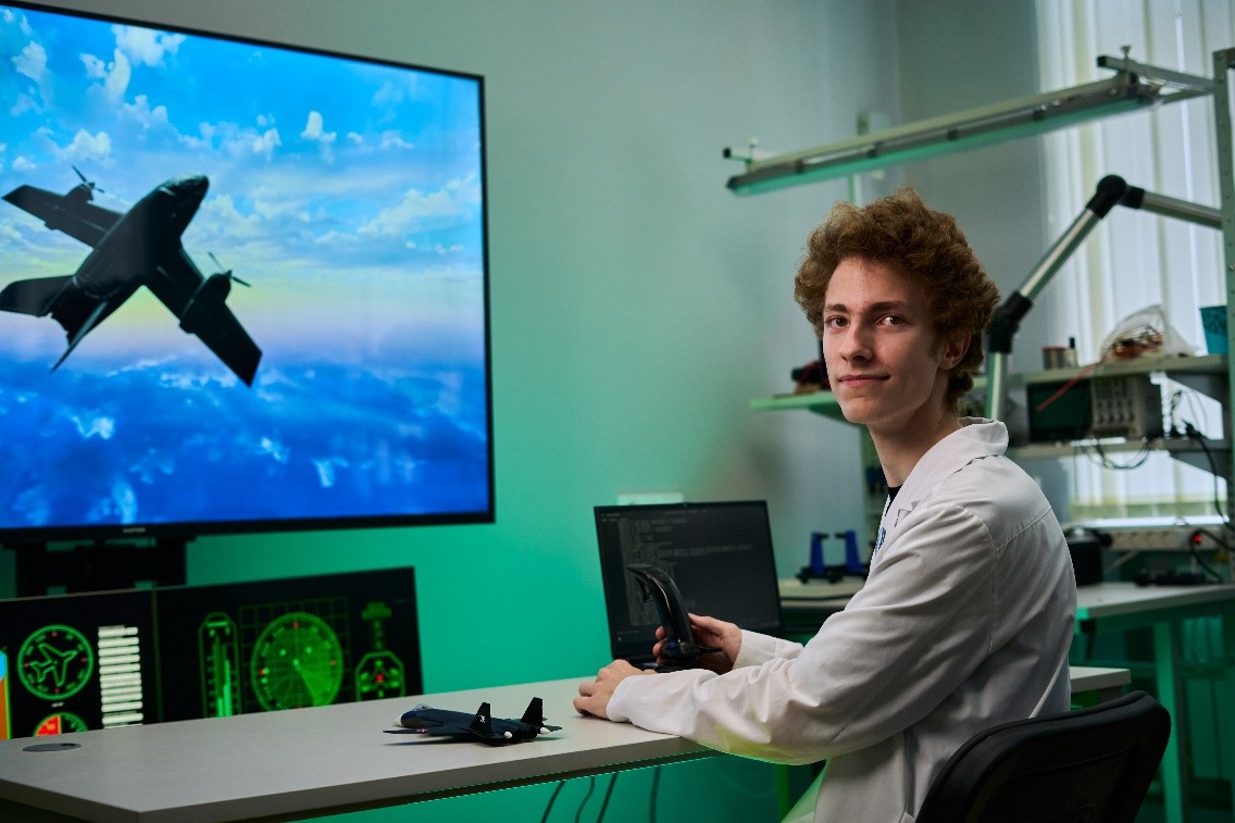 Сквозная интеграция с индустрией. Обучение построено на реальных задачах и технологических процессах стратегических партнёров — АО «КБП» и АО «Раменский приборостроительный завод». Это гарантирует, что выпускники владеют именно теми компетенциями, которые требуются рынку сегодня.