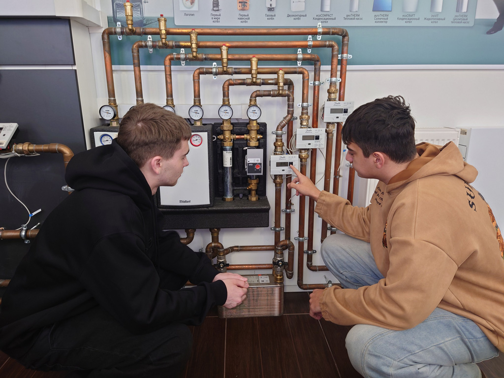 Подготовка по профильным дисциплинам проводится в специализированных, оснащенных современным оборудованием лабораториях.