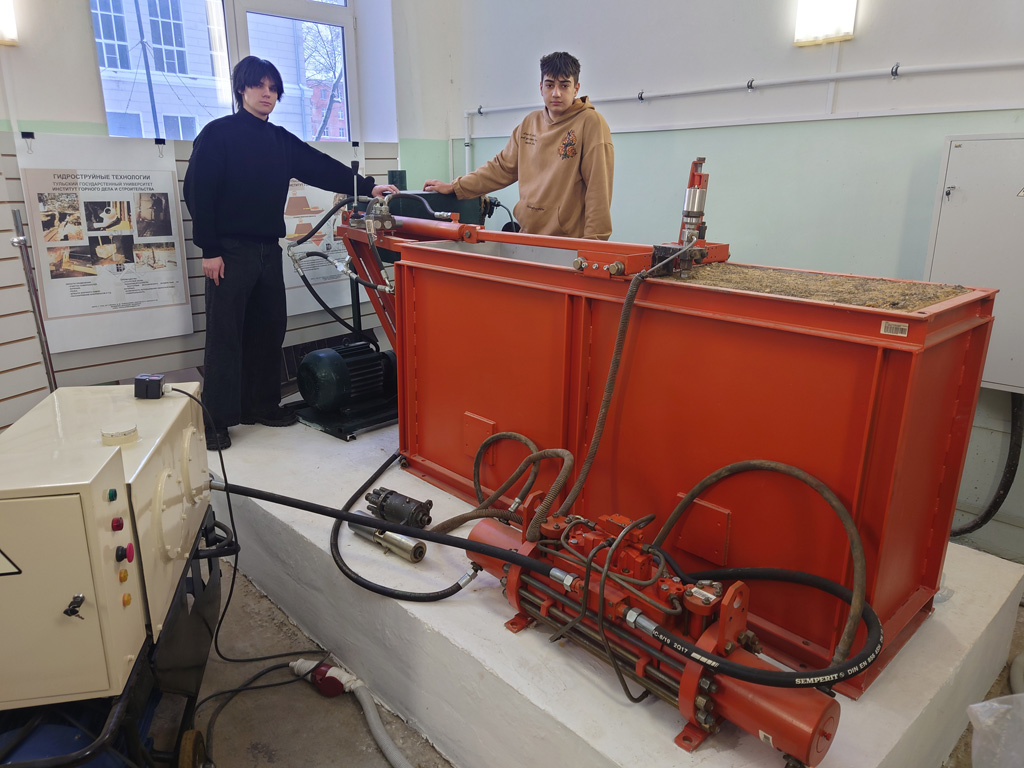 При выполнении грантов преподаватели-наставники привлекают студентов и магистрантов к выполнению научно-исследовательской работы.