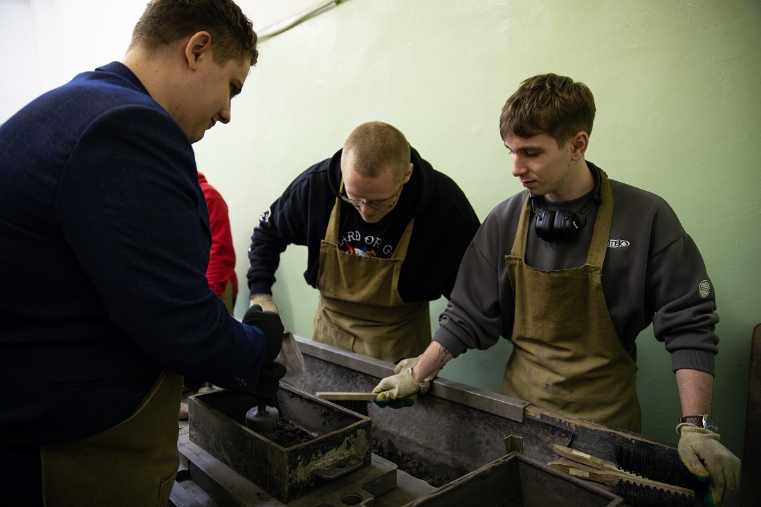 Наследие тульской инженерной школы с фокусом на будущее. ТулГУ – это мощнейшая базовая подготовка в области материаловедения и технологии литья, которая ведется с опорой на десятилетия опыта тульских оружейников и машиностроителей. Образовательная программа представляет собой сочетание «золотых рук» традиционной школы и «цифрового зрения» инженера будущего.