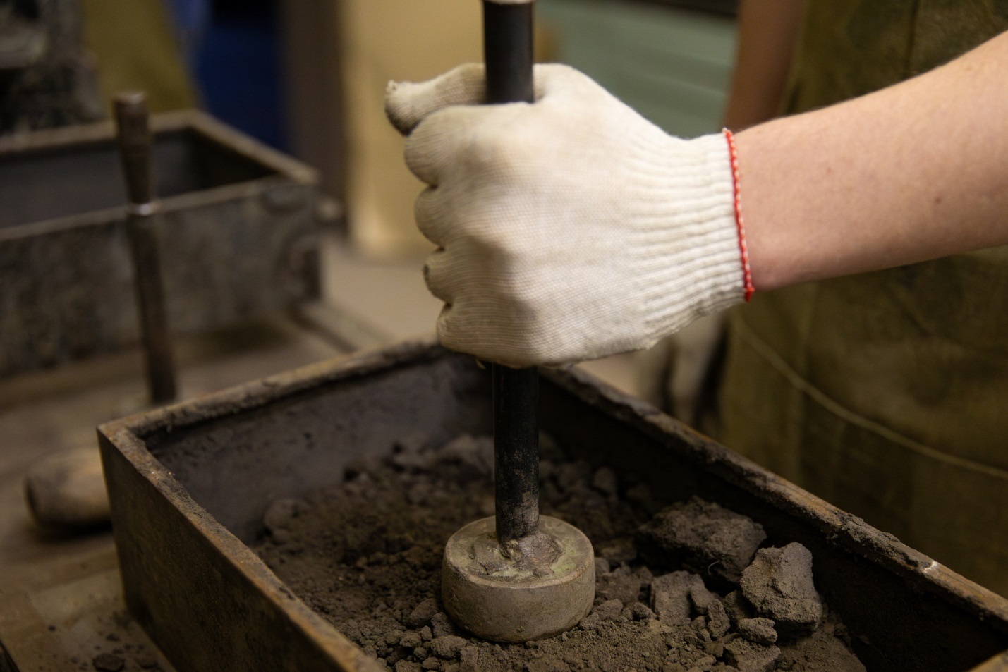 Интеграция с реальным сектором региона. Наши партнёры – ведущие оборонно-промышленные и научные центры области. Студенты с третьего курса работают с реальными производственными кейсами и технологическими задачами этих предприятий. Это гарантирует, что дипломный проект будет иметь практическую ценность, а не абстрактной учебной работой.