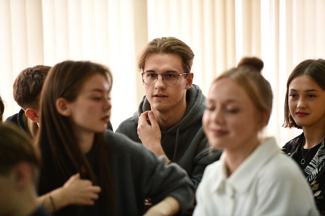 Студенты проходят оплачиваемые стажировки в ведущих компаниях-партнёрах, погружаясь в реальные рабочие задачи.
