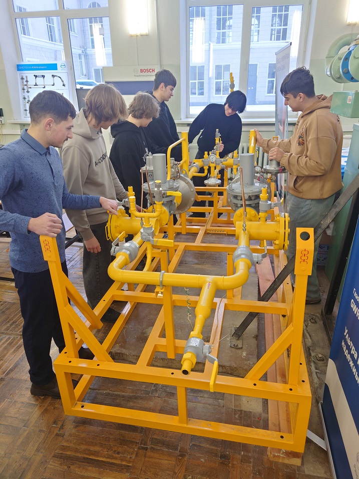 Студенты имеют возможность заключить прямой договор с индустриальным партнером для прохождения  оплачиваемой стажировки и возможностью дальнейшего трудоустройства.