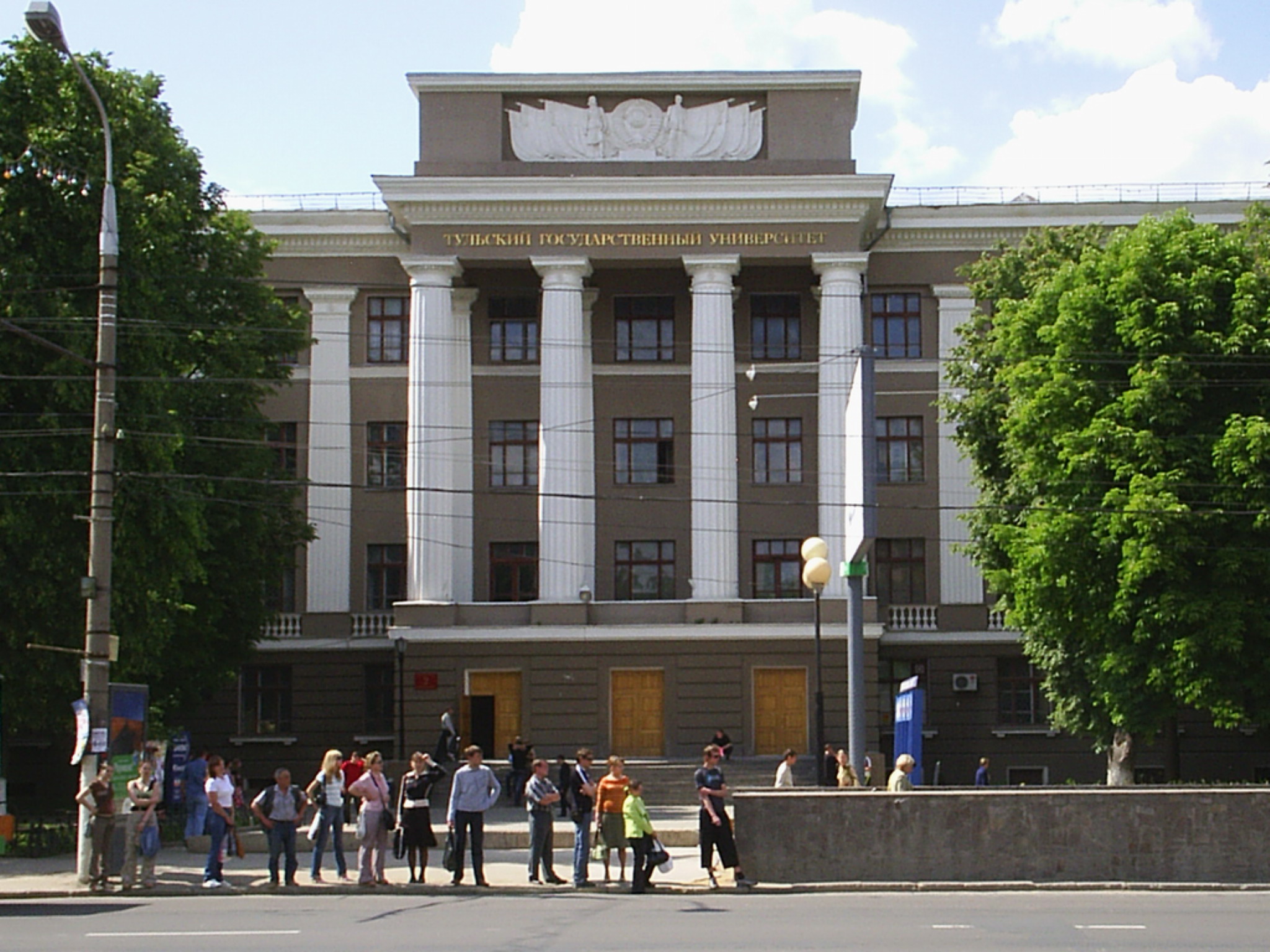 Занятия проходят в небольших группах, поэтому преподаватели могут видеть прогресс каждого студента, помогать и направлять индивидуально.