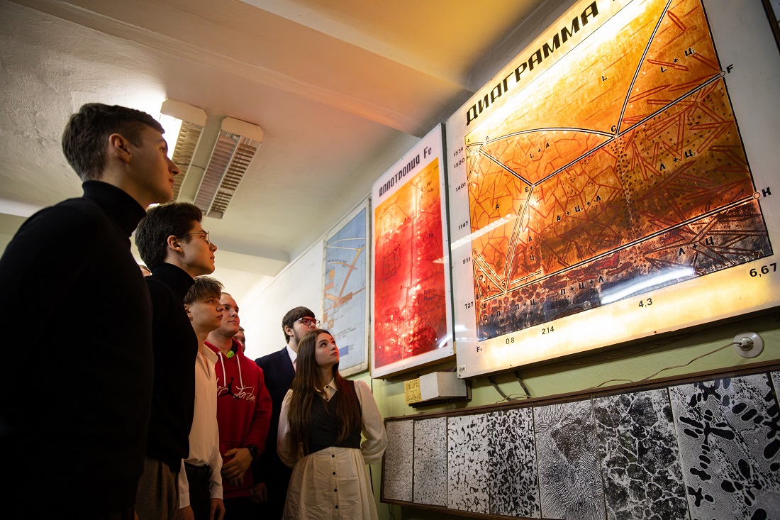 В рамках научных исследований осуществляется разработка технологий получения порошковых функциональных сплавов, проводятся исследования их структуры и свойств