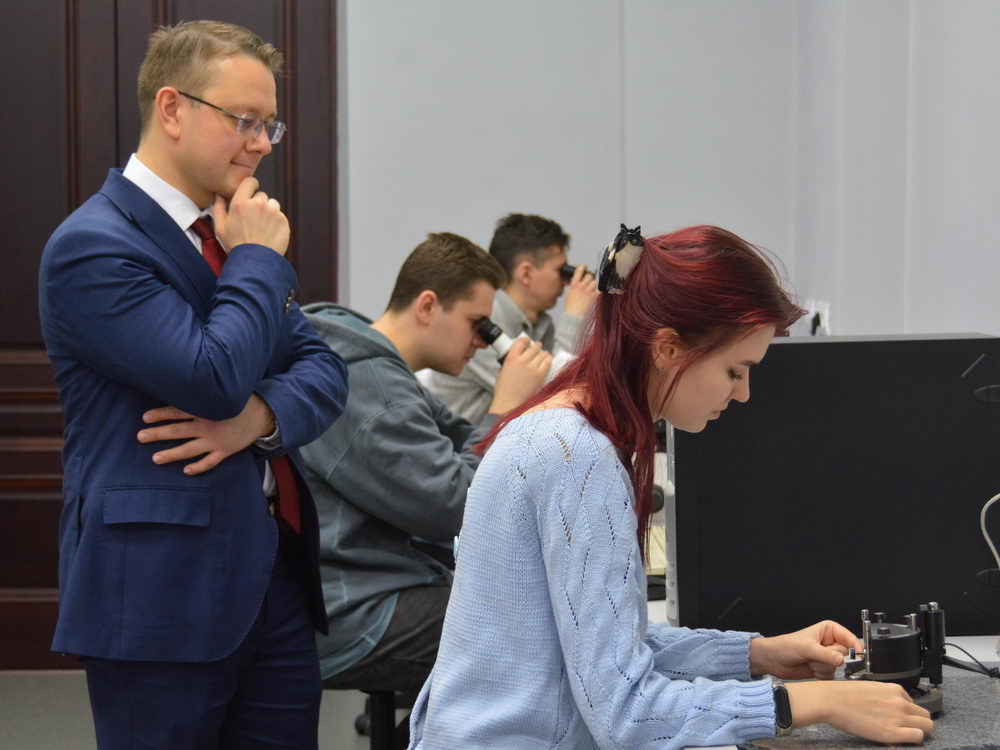 Пройдя практики на ведущих предприятиях Тулы, области и центрального региона России, выпускники могут быть трудоустроены на предприятиях машиностроительной и металлургической отрасли, отраслевых НИИ и КБ, а также работать в качестве экспертов по металлическим материалам в государственных и коммерческих структурах, связанных с производством, переработкой и реализацией металла.