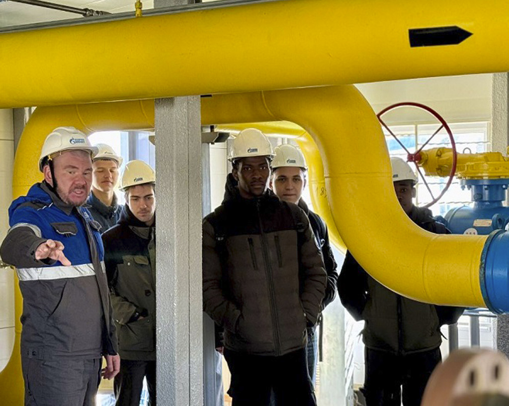 Студенты проходят практику и стажировки на предприятиях-партнерах Центрального федерального округа РФ, получают опыт работы на реальных объектах нефтегазовой инфраструктуры.