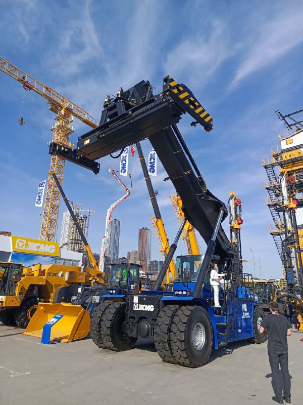 Студенты имеют возможность пройти оплачиваемые стажировки у индустриальных партнеров и получить реальный опыт работы.