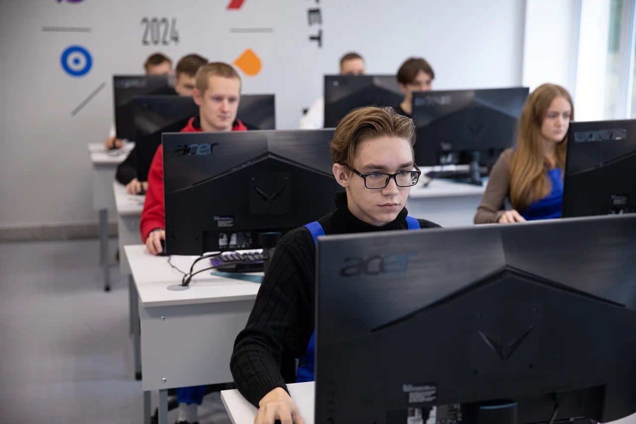 Занятия проходят в небольших группах, поэтому преподаватели могут видеть прогресс каждого студента, помогать и направлять индивидуально.