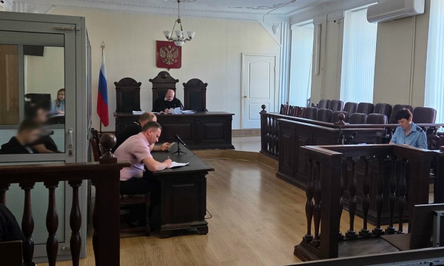 Квалифицированный преподавательский состав: преподаватели с большим опытом работы в области юриспруденции, как в академических кругах, так и в практической сфере. Большинство преподавателей (более 85%) с учеными степенями кандидата юридических наук и доктора наук. При этом средний возраст профессорско-преподавательского состава, реализующего образовательную программу «Юриспруденция» составляет 40 лет.