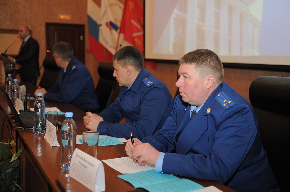 В рамках освоения образовательной программы у студентов есть возможность получить востребованные IT компетенции, обучаясь по дополнительной профессиональной программе «Информационно-аналитические технологии в юридической деятельности». Формирование данного набора компетенций позволяет грамотно оказывать правовую помощь в рамках юридического сопровождения деятельности в цифровой среде.