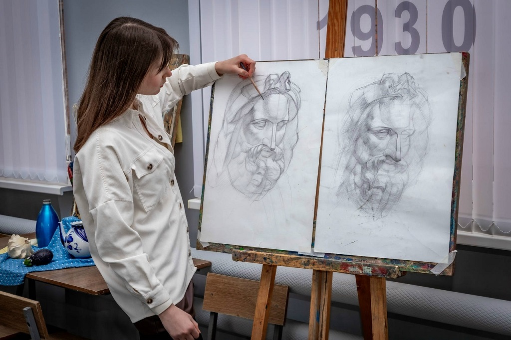 Внедрение принципов «тотального дизайна» при проектировании, выполнение комплексных проектов, охватывающих графический, предметный и средовой дизайн. Разработка авторских изделий или пространств дополняется графическим сопровождением, проектированием айдентики, элементов корпоративной идентичности.