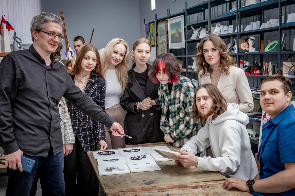 Формирование индивидуальных траекторий образования, возможность на старших курсах определиться с будущей сферой деятельности и специализацией по тому или иному профилю дизайна.