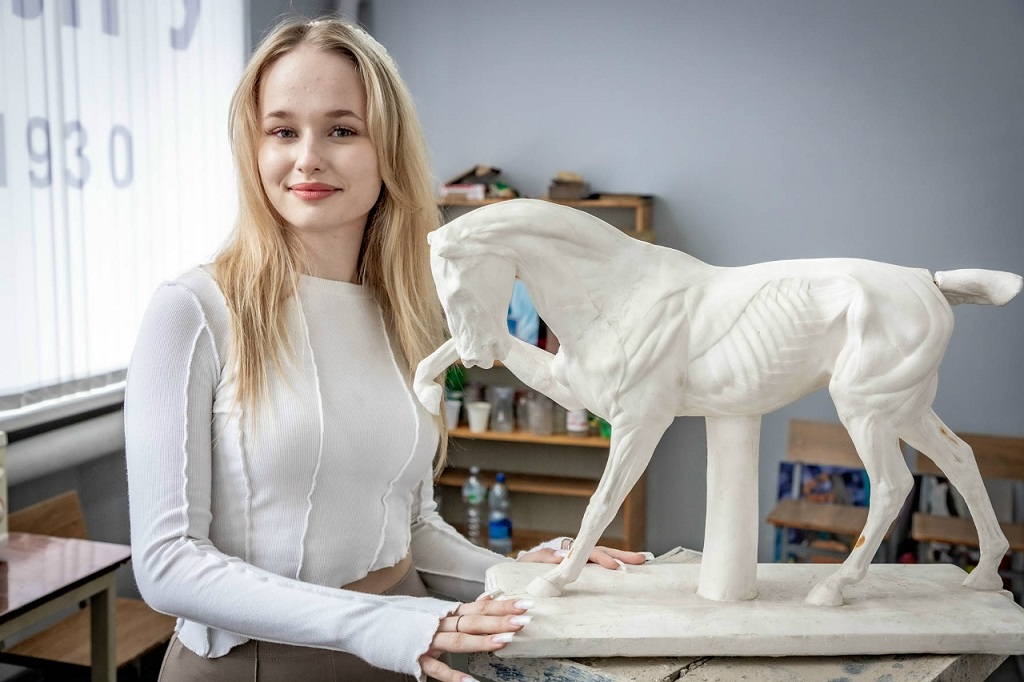 Изучение как художественных дисциплин, позволяющих отточить навыки проектной графики, композиционное мышление, колористическую практику, так и технических – получение знаний в области материаловедения, технологий, компьютерного моделирования и конструирования.