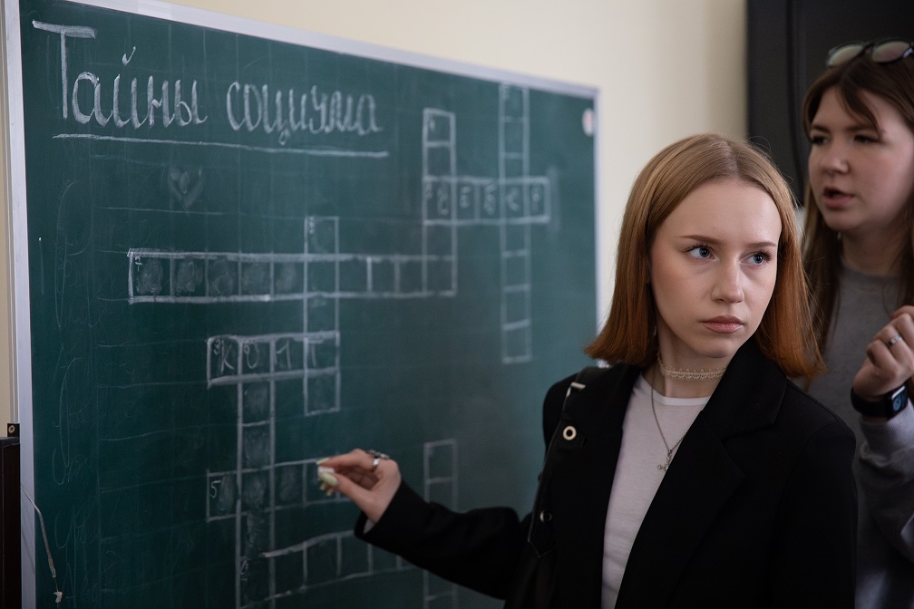 Участие в различных конкурсах (олимпиада по социологии, гранты), всероссийских и международных конференциях и мастер-классах, что позволяет проявить свои лидерские качества и развить профессиональное мастерство.
